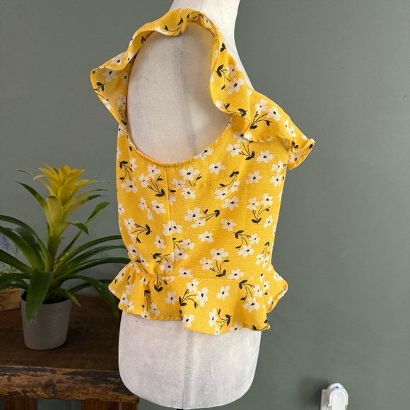 Monteau Cropped Sleeveless Floral Top - Picture 3 of 10